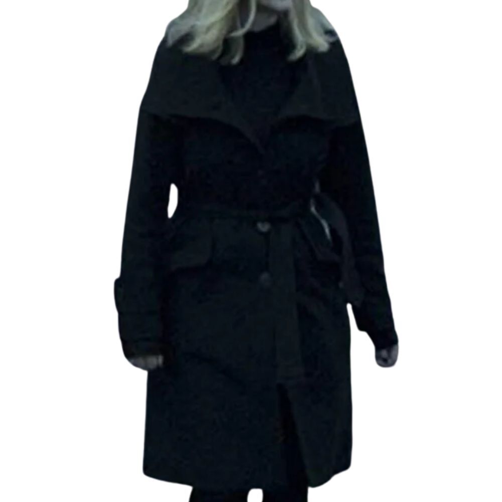ozark-black-laura-linney-wendy-byrde-coat