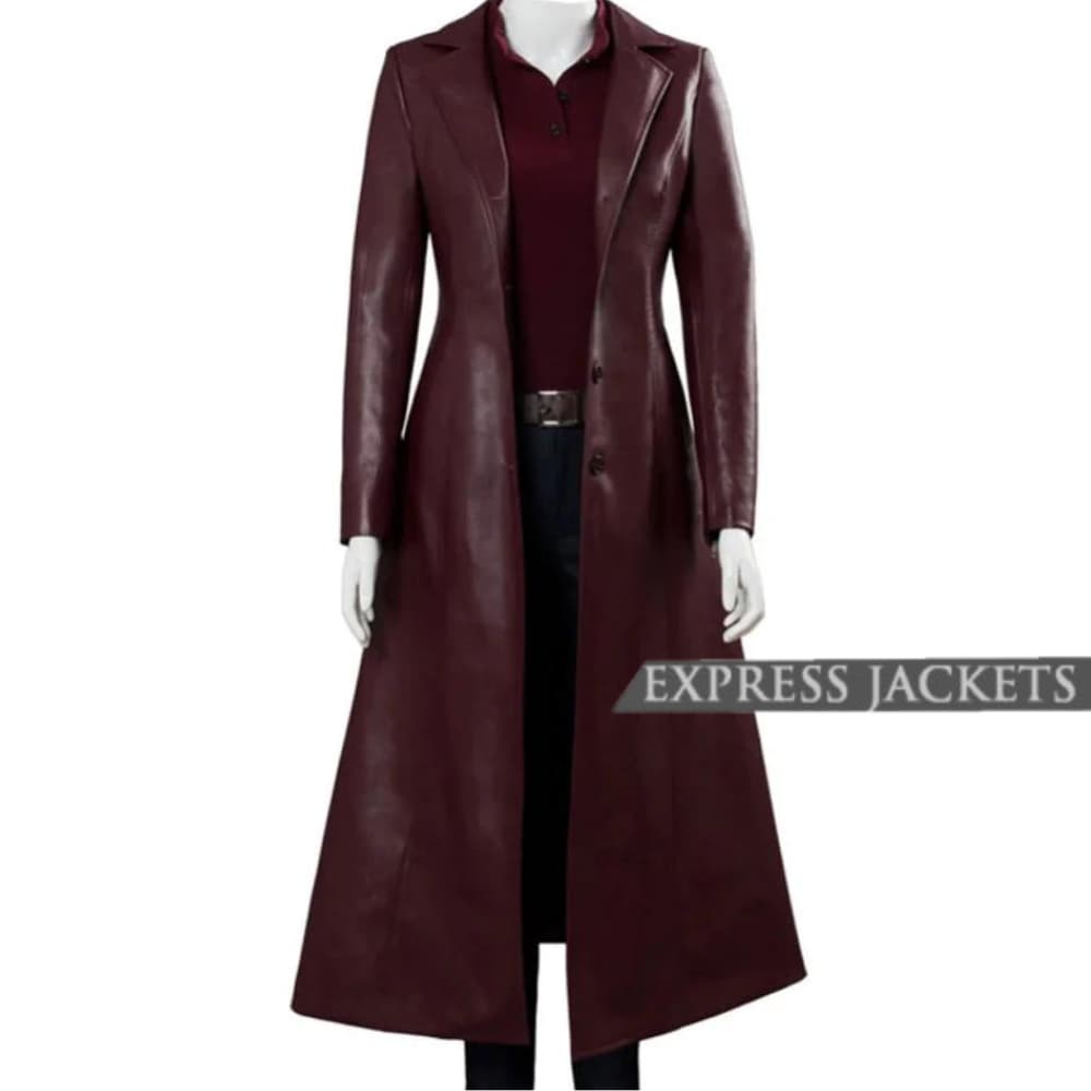 sophie-turner-leather-coat