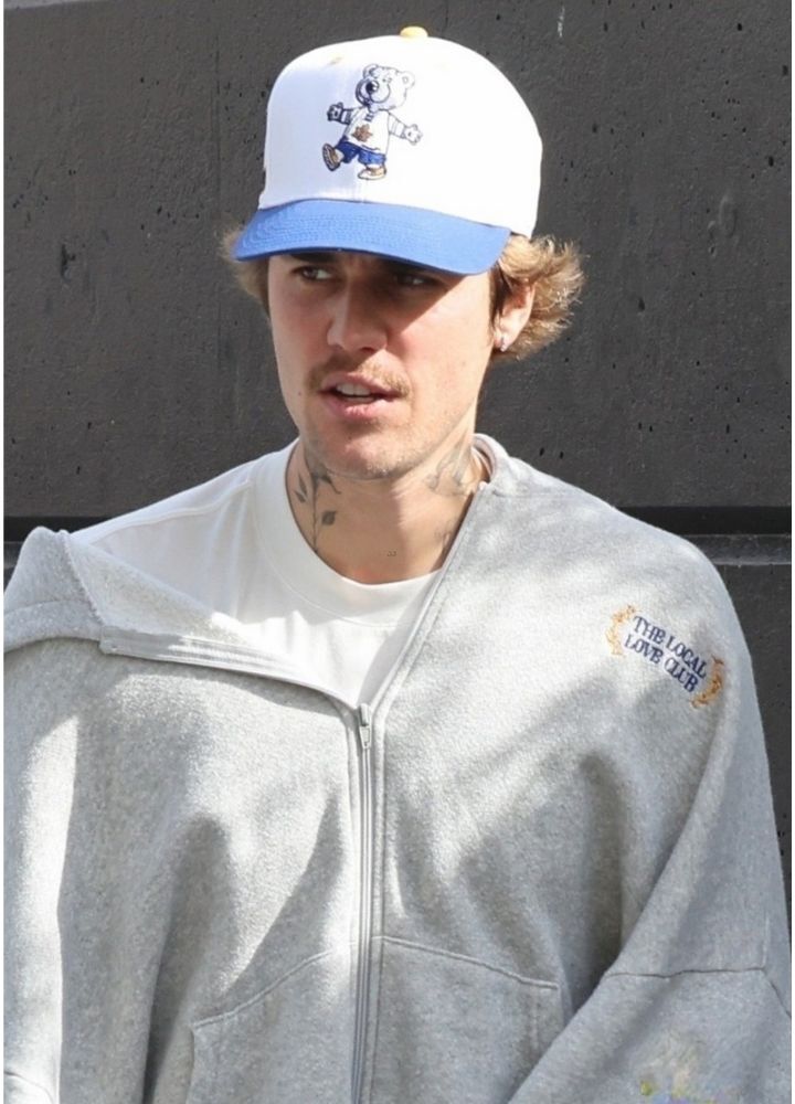 justin-bieber-grey-baggy-zip-up-hoodie.jpg